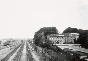 <p>Foto uit ca. 1935 van de Buitensociëteit bij het spoor (RAZ beeldbank). </p>
